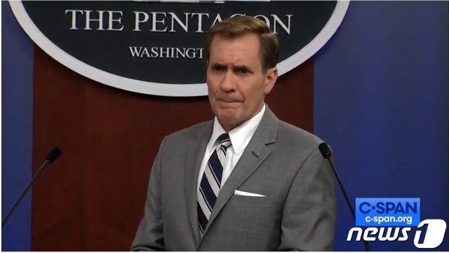 존 커비 미국 국방부 대변인이 2021년 5월 24일(현지시간) 정례 브리핑에서 기자들의 질의에 답변하는 모습. 미국 공영 C-SPAN 보도화면 갈무리.