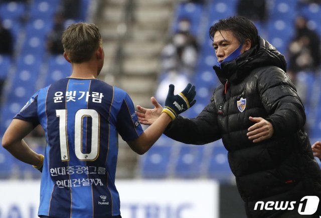 지난 3월1일 오후 울산 문수축구경기장에서 열린 프로축구 ‘하나원큐 K리그1 2021’ 개막전 울산현대와 강원FC의 경기에서 울산 윤빛가람이 선제골을 넣고 홍명보 감독과 기쁨을 나누고 있다. 2021.3.1/뉴스1 © News1