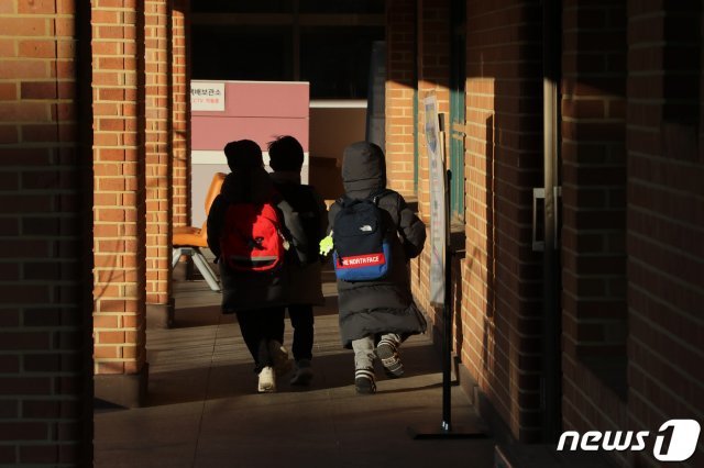 서울의 한 초등학교에서 학생들이 등교를 하고 있다. 2020.12.14/뉴스1 © News1