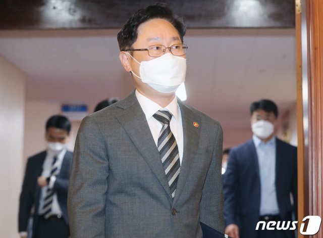 박범계 법무부장관이 25일 오전 서울 종로구 정부서울청사에서 열린 국무회의에 참석하고 있다…2021.05.25/뉴스1 © News1