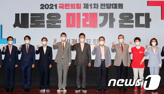 국민의힘 당 대표 후보들이 25일 오전 서울 마포구 누리꿈스퀘어 국제회의장에서 열린 제1차 전당대회 후보자 비전발표회에 앞서 기념촬영을 하고 있다. 왼쪽부터 김기현 당 대표 권한대행, 이준석, 조경태, 김웅, 윤영석, 주호영, 홍문표, 김은혜, 나경원 후보. 뉴스1