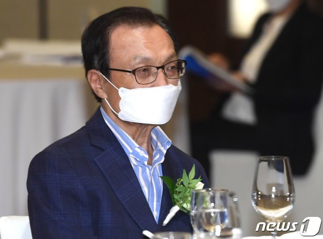 이해찬 더불어민주당 전 대표가 22일 오전 서울 중구 웨스턴조선호텔에서 열린 자신의 전기 ‘나의 인생 국민에게’ 발간 축하연에서 이낙연 더불민주당 대표 축사를 경청하고 있다. 2020.9.22/뉴스1 © News1