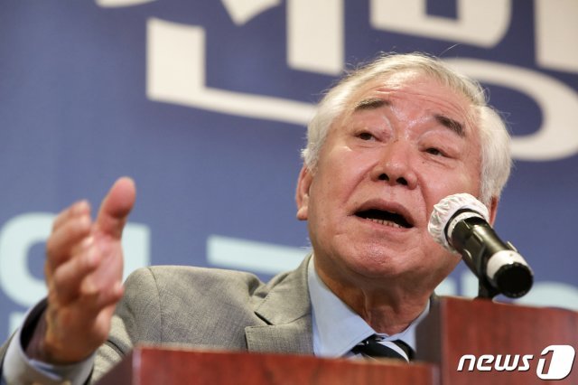 17일 서울 영등포구 하이서울유스호스텔에서 열린 ‘바이든시대 동북아 전망과 한국의 역할’ 심포지엄에서 문정인 세종연구소 이사장이 기조발제를 하고 있다. 2021.5.17/뉴스1 © News1