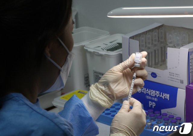 24일 오전 경기도 용인시 처인구 예방접종센터인 용인미르스타디움에서 의료진들이 코로나19 백신 분주 작업을 하고 있다. 2021.5.24/뉴스1 © News1