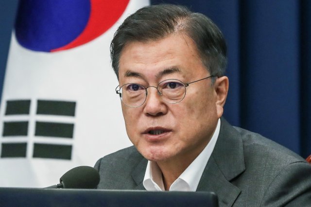 문재인 대통령이 17일 청와대에서 수석보좌관회의를 주재하고 있다. 청와대사진기자단