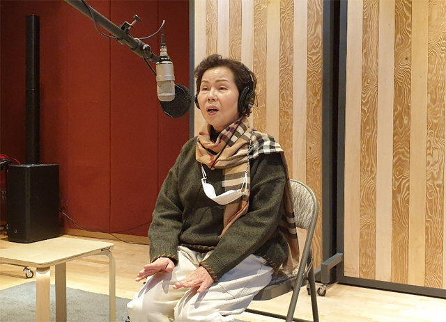 지난해 말 서울 서초구에서 추임새와 아니리를 녹음한 이춘희 명창의 모습. 국립국악원 제공