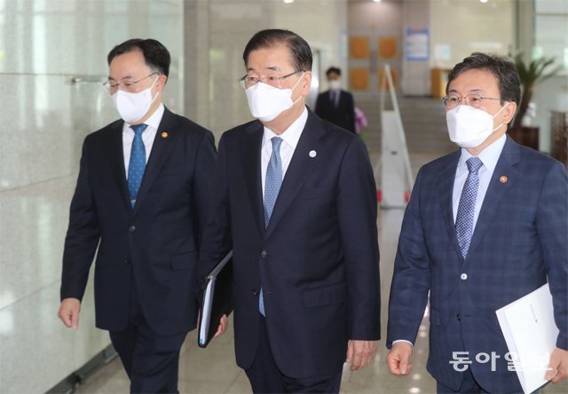 한미 정상회담 성과 관련 브리핑 문승욱 산업통상자원부 장관, 정의용 외교부 장관, 권덕철 보건복지부 장관(왼쪽부터)이 25일 서울 종로구 외교부 청사에서 한미 정상회담 성과 관련 합동 브리핑을 위해 나란히 걸어가고 있다. 김동주 기자 zoo@donga.com