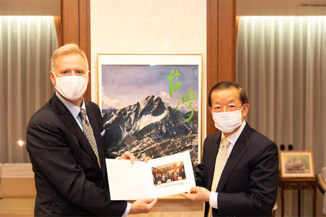 조지프 영 주일본 미국 임시 대리대사(왼쪽)가 24일 도쿄에서 셰창팅 주일 대만 대표를 만났다. 영 대사는 25일 이 사진을 주일 미국대사관 트위터에 올렸다. 주일 미국대사관 트위터 캡처