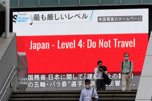 도쿄 전광판에 ‘日 여행금지 권고’ 속보 미국 국무부가 일본을 여행경보 4단계인 ‘여행금지’ 권고 국가로 분류했다는 
내용의 국무부 홈페이지 문구가 25일 도쿄의 한 전광판에 표시돼 있다. 전광판 왼쪽 위에 일본어로 ‘가장 엄중한 레벨’이라고 
4단계의 의미를 설명하고 있다. 도쿄=AP 뉴시스