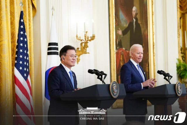 문재인 대통령과 조 바이든 미국 대통령이 21일 오후(현지시간) 한미정상회담 뒤 백악관 이스트룸에서 공동 기자회견을 하고 있다.(청와대 페이스북) 2021.5.22/뉴스1