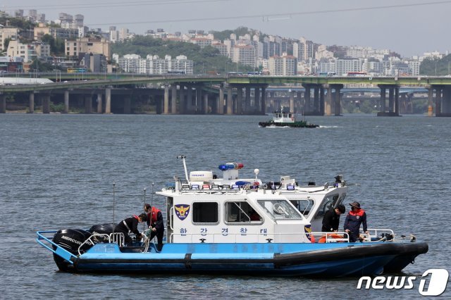 故 손정민씨가 한강공원에서 실종됐다가 숨진 채 발견된 지 한 달째 되는 25일 오후 서울 서초구 반포수상택시 승강장 인근에서 수색 작업이 계속되고 있다. 2021.5.25/뉴스1 © News1