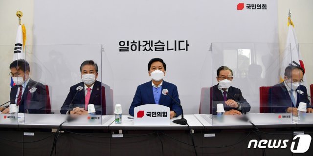 김기현 국민의힘 대표 권한대행 겸 원내대표가 26일 서울 여의도 국회에서 열린 백신협력 방미대표단 활동보고 기자회견에 앞서 인사말을 하고 있다. 2021.5.26/뉴스1 © News1