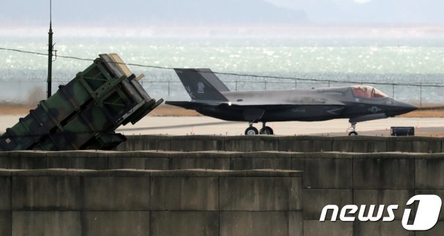 4일 전북 군산시 미 공군기지에서 실시된 한미연합 공중훈련(Vigilant ACE)에서 F-35 스텔스 전투기가 이륙을 위해 패트리어트 포대 옆 활주로를 달리고 있다.2017.12.4/뉴스1 © News1