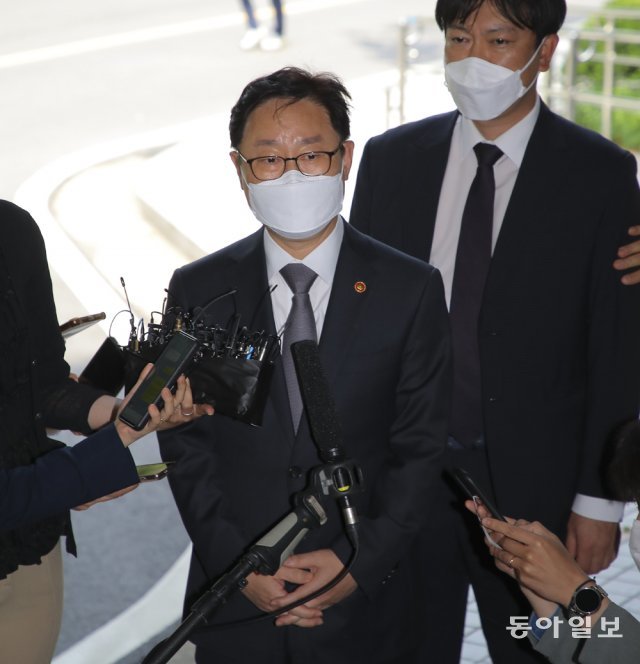 국회 패스트트랙 충돌 사건으로 기소된 박범계 법무부장관이 26일 서울남부지법 법정에 들어가기에 앞서 기자들에게 “장관으로서 민망하다”는 말을 하고 있다. 원대연 기자 yeon72@donga.com