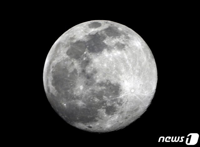 정월대보름인 26일 오후 경기도 수원시 권선구 금곡동에서 바라본 도심 하늘에 둥근 보름달이 밝게 빛나고 있다. 2021.2.26/뉴스1 © News1 정진욱 기자