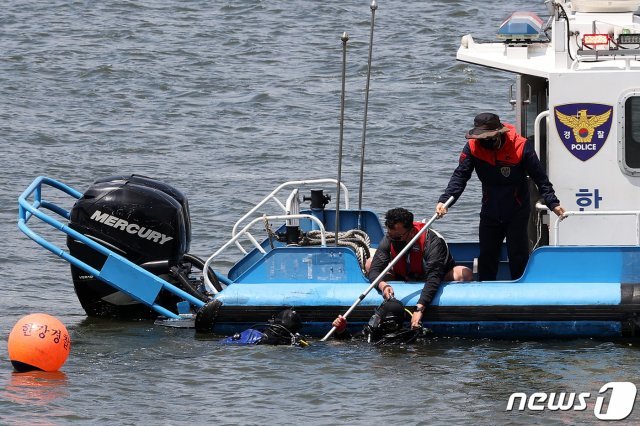 故 손정민씨가 한강공원에서 실종됐다가 숨진 채 발견된 지 한 달째 되는 25일 오후 서울 서초구 반포수상택시 승강장 인근에서 경찰이 휴대폰 등의 수색 작업을 하고 있는 모습. © News1