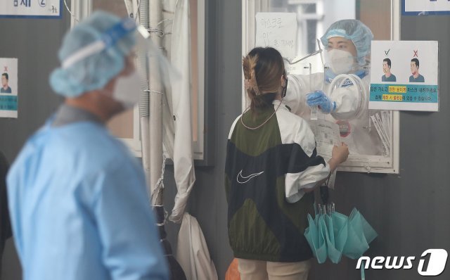 27일 오전 서울 중구 서울역 광장에 마련된 신종 코로나바이러스 감염증(코로나19) 임시 선별검사소에서 시민들이 검사를 받고 있다. 2021.5.27/뉴스1