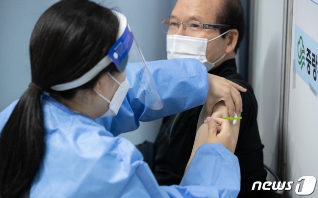 서울 중랑문화체육관에 마련된 코로나19 예방접종센터에서 한 어르신이 백신접종을 하고 있다. 2021.5.26/뉴스1 © News1