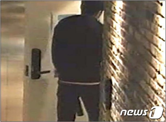 후배를 무차별 감금·폭행해 숨지게 한 공범이 둔기를 들고 객실로 들어가고 있다(전주지검 제공)2021.5.24/뉴스1