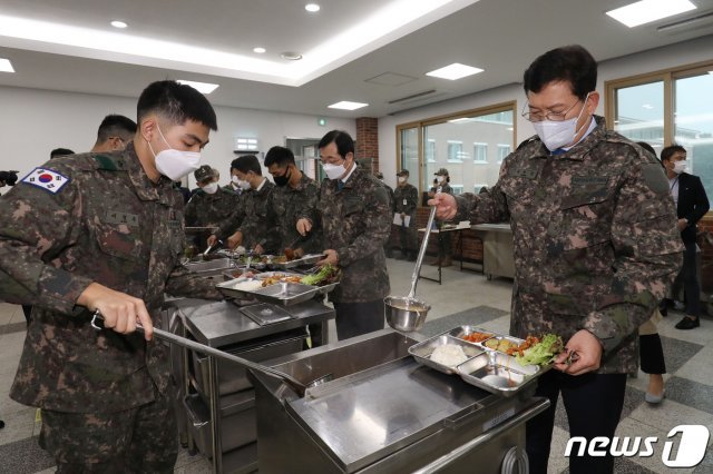 송영길 더불어민주당 대표가 27일 경기도 양주시 72사단 202여단을 방문해 장병들과 식사를 위해 배식을 받고 있다.2021.5.27/뉴스1 © News1
