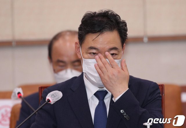 김오수 검찰총장 후보자가 26일 오후 서울 여의도 국회 법제사법위원회에서 열린 인사청문회에서 마스크를 고쳐쓰고 있다. 2021.5.26/뉴스1 © News1