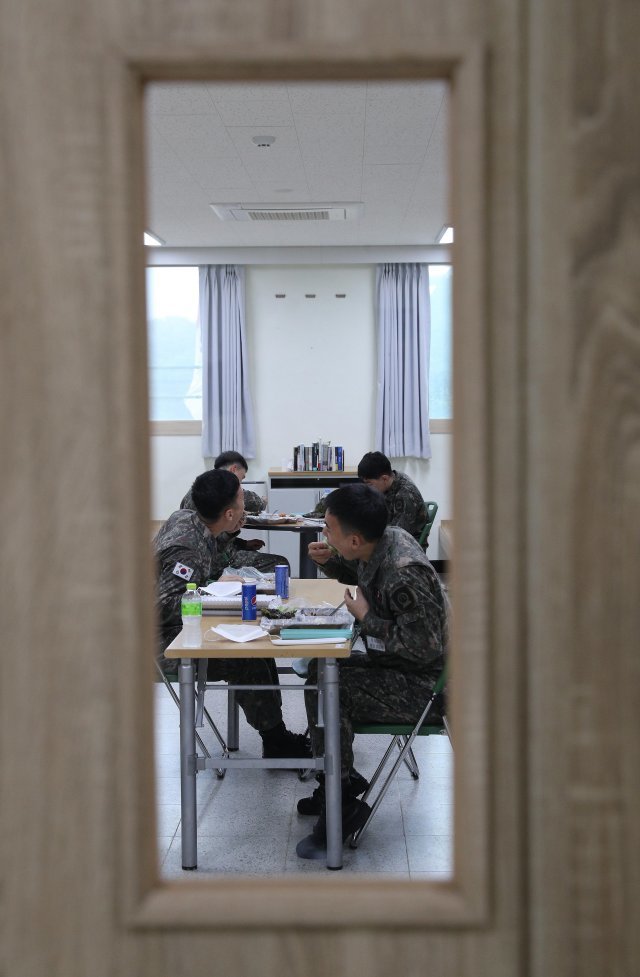 더불어민주당 송영길 대표가 27일 경기 양주의 한 군부대를 방문했다. 이날 부대에서 공개한 격리장병들의 점심 식단은 그동안 논란이 됐던 식단과는 전혀 달라보였다. 오늘 특식(?)이 나온걸까? 국회사진기자단