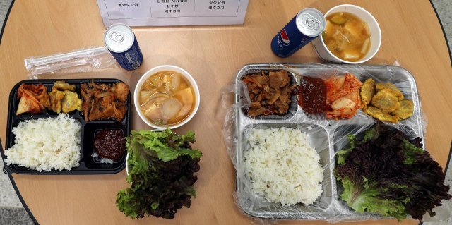 더불어민주당 송영길 대표가 27일 경기 양주의 한 군부대를 방문했다. 이날 부대에서 공개한 격리장병들의 점심 식단은 그동안 논란이 됐던 식단과는 전혀 달라보였다. 오늘 특식(?)이 나온걸까?