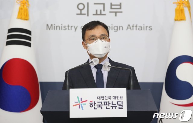 최영삼 외교부 대변인이 15일 서울 종로구 외교부청사에서 정례브리핑을 하고 있다. 2021.4.15/뉴스1 © News1
