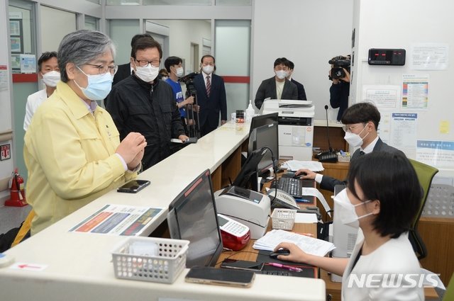 [청주=뉴시스] 정은경 질병관리청장은 65세 이상 노인 아스트라네제카(AZ) 예방접종 시행 첫날인 27일 충북 청주시 흥덕구 오송읍 예방접종 위탁의료기관인 베스티안 병원을 방문해 접종자와 의료진을 격려하고 있다. 2021.05.27.