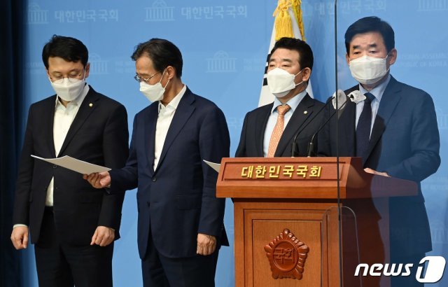 김진표 더불어민주당 부동산특위 위원장이 27일 서울 여의도 국회 소통관에서 주택시장안정위한 공급 금융세제 개선안을 발표하고 있다. 더불어민주당은 ‘1가구 1주택 소유자’의 재산세 감면 기준을 현행 공시지가 6억원 이하에서 9억원 이하로 올리는 방안을 추진키로 결정했다. 2021.5.27/뉴스1 (서울=뉴스1)