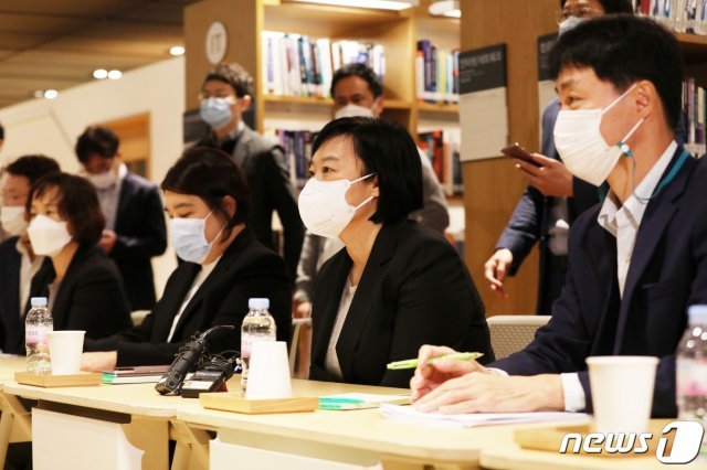 한성숙 네이버 대표가 지난해 10월14일 오전 경기도 성남시 분당구 네이버 본사에서 국민의힘 의원들과의 쇼핑 ·뉴스 검색 알고리즘 조작 의혹에 대한 간담회에 앞서 인사말을 하고 있다. © News1