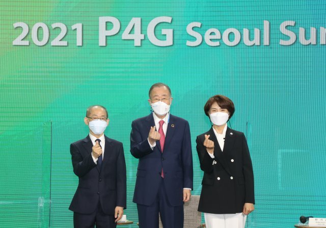 26일 서울 중구 동대문디자인플라자(DDP)에서 진행된 좌담회에 모인 이회성 IPCC 의장과 한정애 환경부 장관, 반기문 GGGI 의장