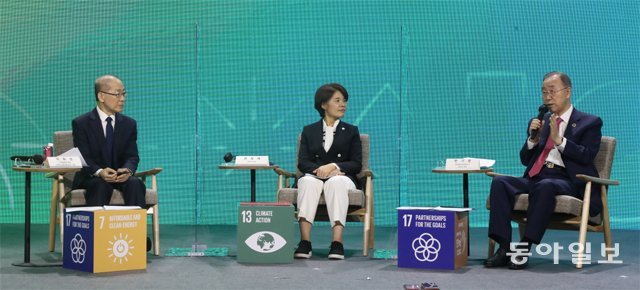 26일 서울 중구 동대문디자인플라자(DDP)에서 열린 좌담회에서 이회성 IPCC 의장과 한정애 환경부 장관, 반기문 GGGI 
의장(왼쪽부터)이 기후위기 속 한국의 역할에 대해 의견을 나누고 있다. 30일부터 이틀간 열리는 ‘2021 P4G 서울 
정상회의’에서는 개발도상국과 선진국, 기업과 시민단체 모두가 지속가능한 발전을 할 수 있는 방안을 모색한다. 세 사람은 “한국이 
P4G 정상회의를 계기로 국제사회에서 기후협력을 선도하는 국가로 발돋움해야 한다”고 말했다. 김동주 기자  
zoo@donga.com