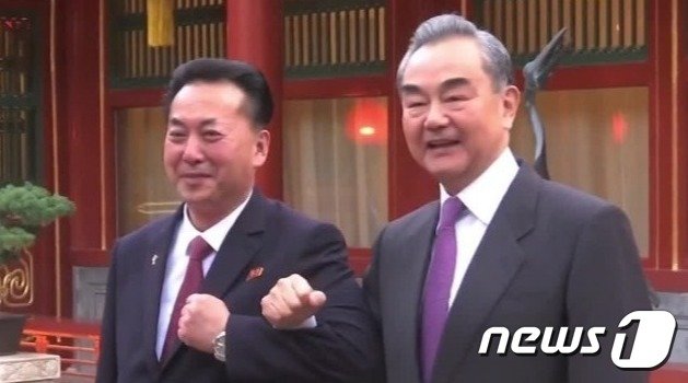 왕이 중국 외교 담당 국무위원 겸 외교부장(오른쪽)과 리룡남 중국 주재 북한대사(왼쪽)가 27일 중국 베이징에서 만남을 가졌다(봉황망 갈무리)© 뉴스1