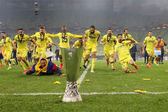 ‘노란 잠수함’ 비야레알(스페인)이 27일 폴란드 그단스크의 스타디온 에네르가 그단스크에서 열린 2020∼2021 유럽축구연맹(UEFA) 유로파리그 결승전에서 맨체스터 유나이티드(잉글랜드)와 연장까지 1-1 무승부를 이룬 뒤 승부차기에서 11-10으로 이기며 우승했다. 구단 역사 98년 만에 처음으로 유로파리그 우승을 차지한 비야레알 선수들이 트로피를 향해 환호하며 달려오고 있다. 사진 출처 비야레알 트위터 사진