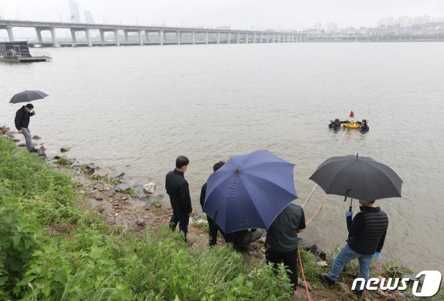 비가오는 가운데 27일 오후 고(故) 손정민씨 시신이 발견된 서울 서초구 반포한강공원 수상택시 승강장 인근에서 경찰이 한강 수심을 측정하고 있다. © News1