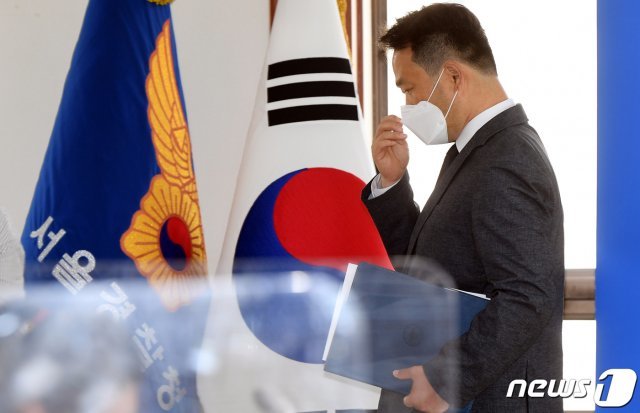 한원횡 서울경찰청 형사과장이 27일 서울 종로구 서울경찰청에서 고(故) 손정민씨 사망사고 중간 수사결과를 발표한 뒤 퇴장하고 있다. 경찰은 이 자리에서 손 씨 사망 사건에 대해 “현재까지 변사자의 사망이 범죄와 관련된 정황은 확인되지 않고 있다“고 발표했다.  © News1