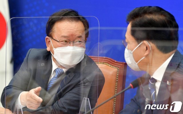 김부겸 국무총리(왼쪽)와 송영길 더불어민주당 대표가 28일 서울 여의도 국회에서 열린 고위 당정협의회에서 대화나누고 있다. 2021.5.28/뉴스1