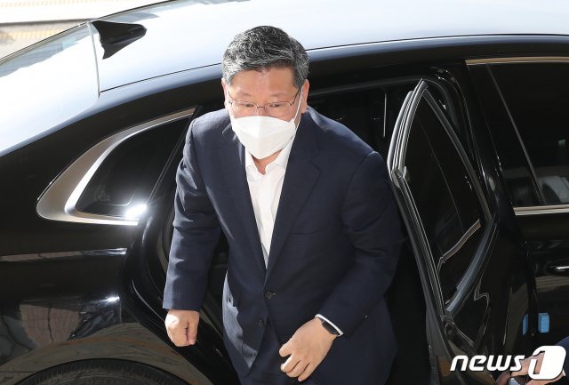 이용구 법무부 차관이 26일 오전 경기도 과천시 법무부 청사로 출근하고 있다. 2021.05.26/뉴스1 © News1