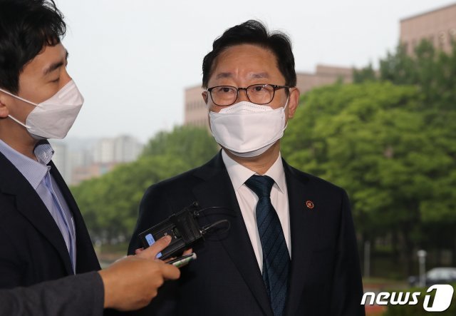 박범계 법무부 장관이 28일 오전 경기 과천 법무부 청사로 출근하며 취재진의 질문에 답하고 있다. 2021.5.28/뉴스1 © News1