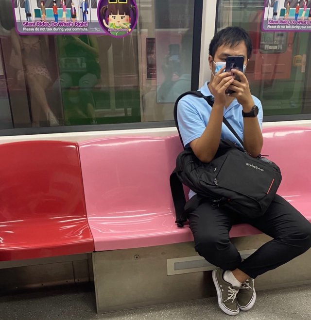 남성이 맞은편 여성을 몰래 촬영하는 모습이 뒷 창문에 반사되고 있다. 트위터 ‘catto’ 갈무리