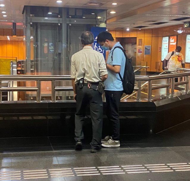 남성이 출동한 경찰에게 휴대폰을 보여주는 모습. 트위터 ‘catto’ 갈무리