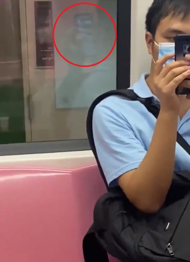 남성이 맞은편 여성을 몰래 촬영하는 모습이 뒷 창문에 반사되고 있다. 트위터 ‘catto’ 갈무리