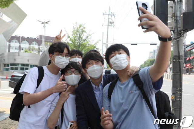 국민의힘 당권 도전에 나선 이준석 후보가 지난 24일 오후 대구 북구 경북대학교 북문 앞에서 대학생들과 인사 나누며 기념사진을 찍고 있다.  이 후보는 예비경선에서 2위와 상당한 격차로 1위를 차지, 본선에 진출한 것으로 알려졌다. © News1