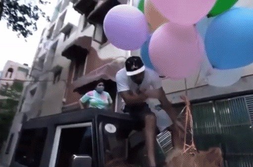 반려견을 헬륨 풍선에 묶어 하늘로 날린 유튜버. (유튜브 갈무리) © 뉴스1