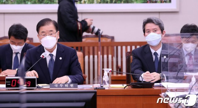 정의용 외교부 장관(왼쪽)과 이인영 통일부 장관. 2021.5.28/뉴스1 © News1