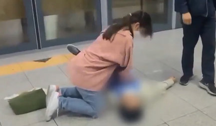 권영선 간호사가 퇴근길에 심정지 승객을 발견하고 심폐소생술을 실시하고 있다. 채널A 뉴스 화면 캡처