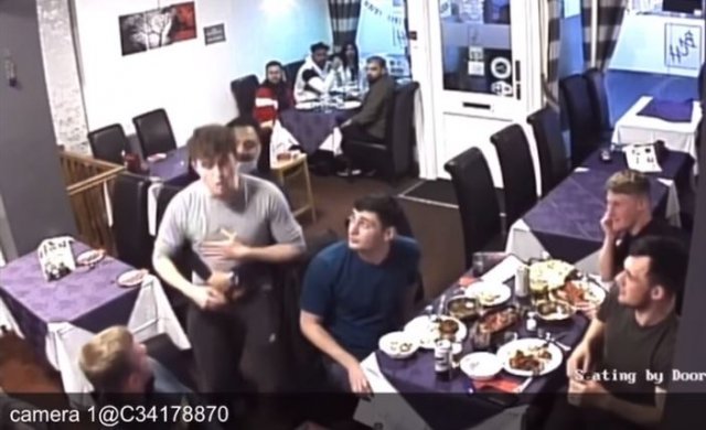 기도에 음식이 걸린 손님에게 ‘하임리히법’으로 응급 처치 중인 종업원. 페이스북 ‘Bangor Tandoori’ 갈무리