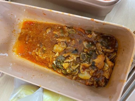 육군 53사단 부대의 부실한 반찬통. 페이스북 페이지 ‘육군훈련소 대신 전해드립니다’