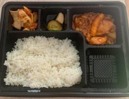 육군 51사단 부실 도시락. 페이스북 페이지 ‘육군훈련소 대신 전해드립니다’